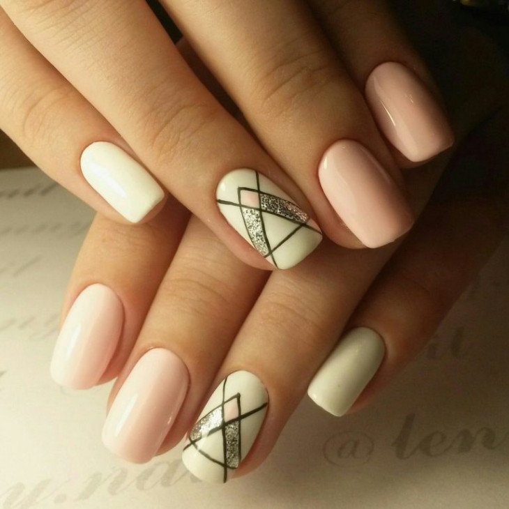 бело-розовый дизайн ногтей геометрия