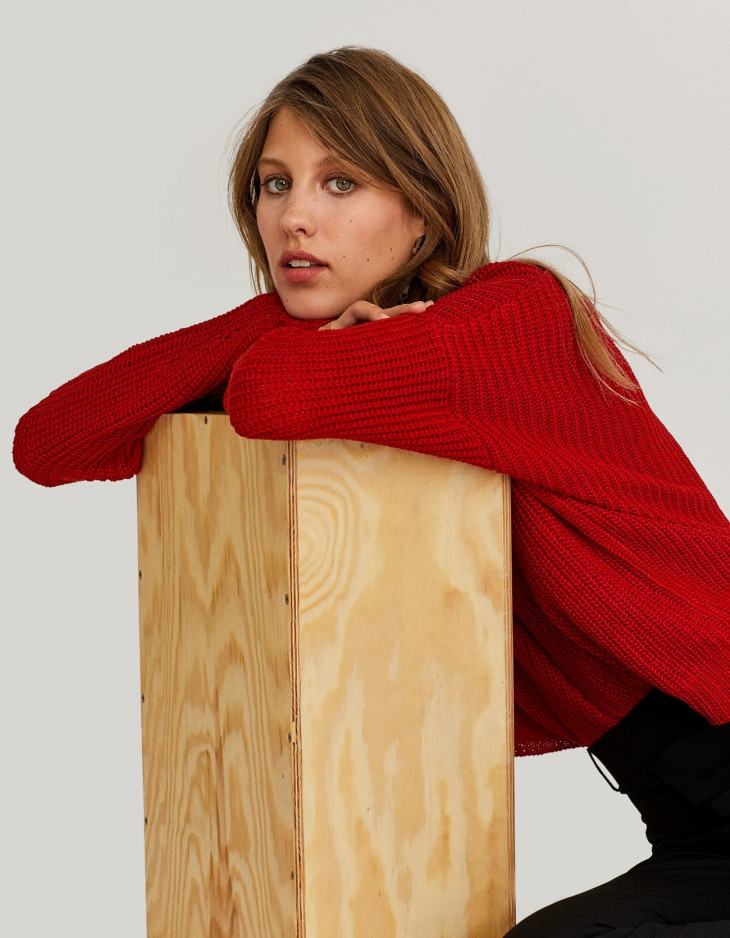 красный стильный свитер