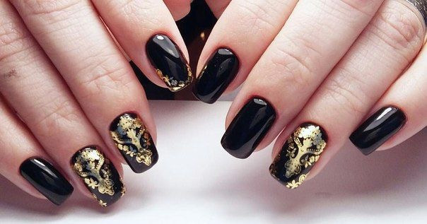 Идеи чёрного маникюра: чёрные ногти с золотом