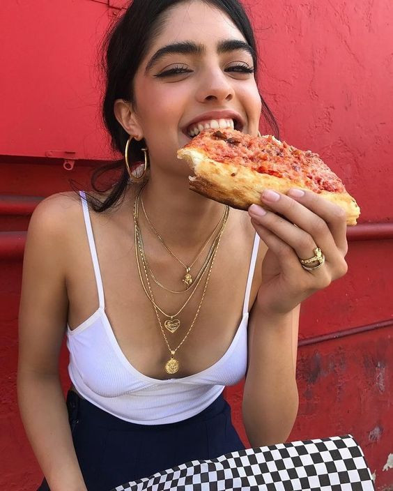 Счастливая девушка с пиццей