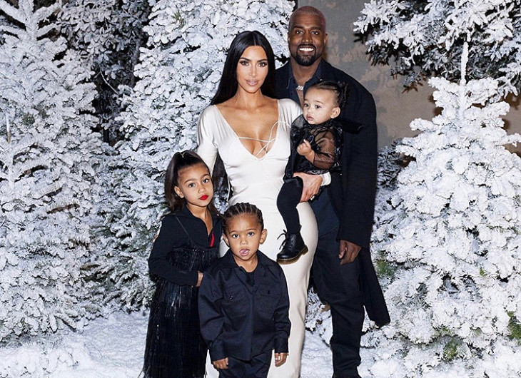 Ким Кардашьян с семьей на Рождество 2019