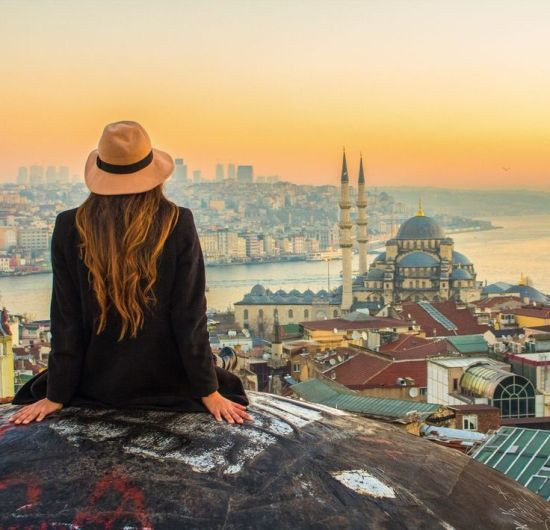Девушка на отдыхе в марте в Стамбуле