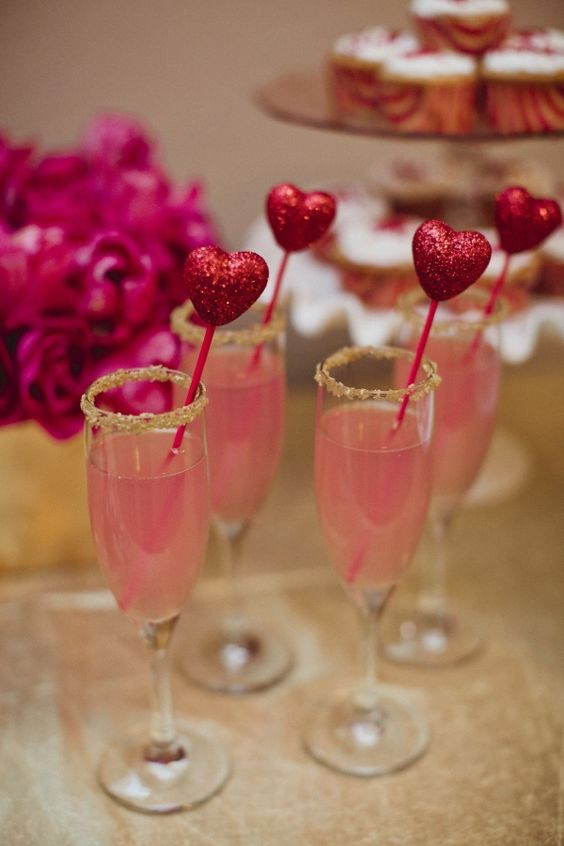 Коктейль с игристым вином и розовым сиропом