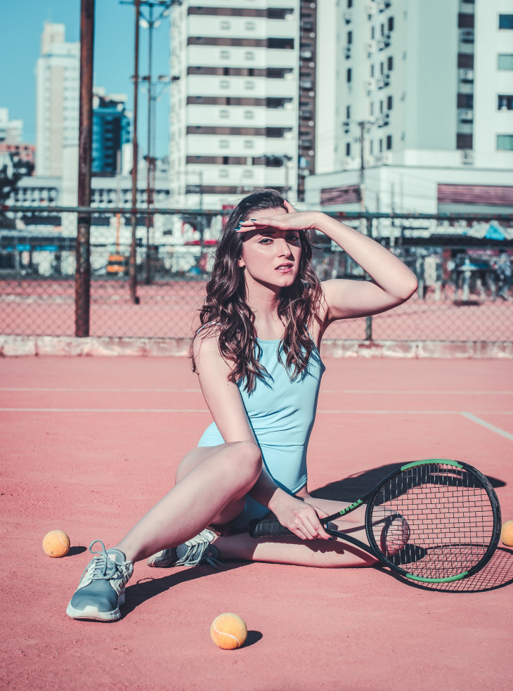 Девушка занимается теннисом