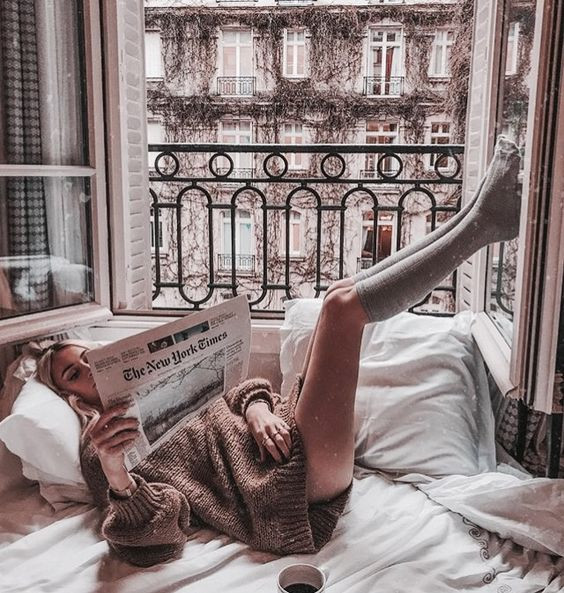 девушка читает газету