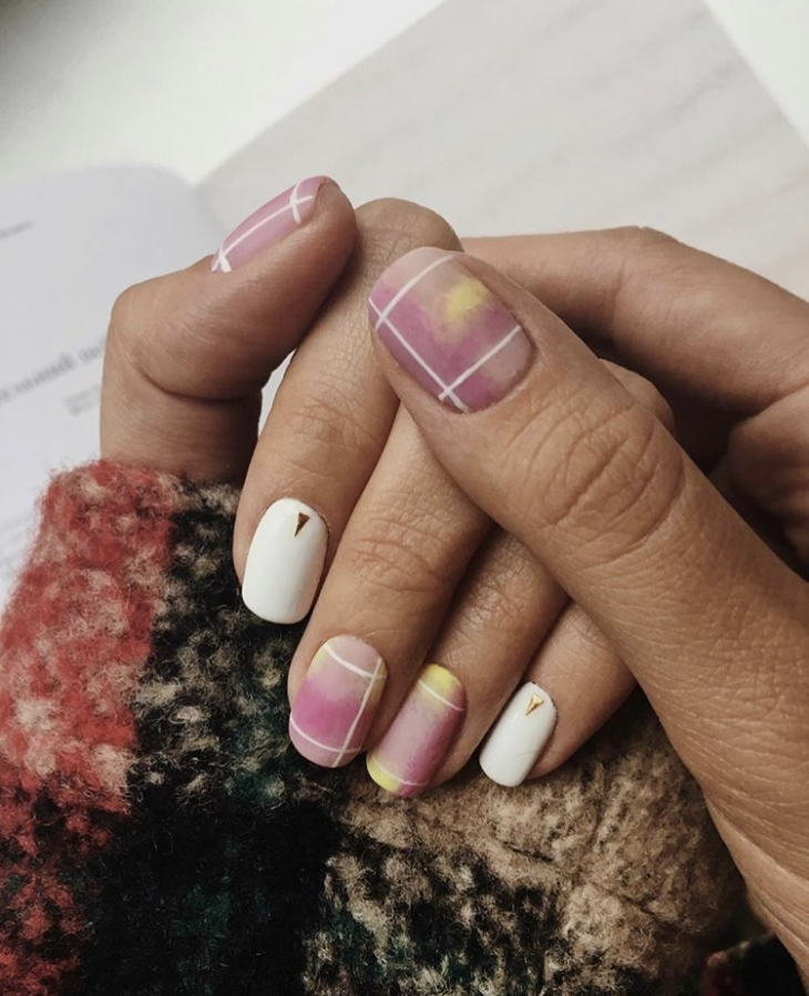 Розовый дизайн ногтей мрамор