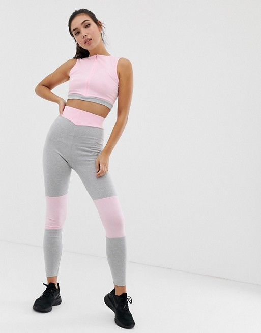 Серый спортивный комплект с контрастными розовыми вставками PrettyLittleThing