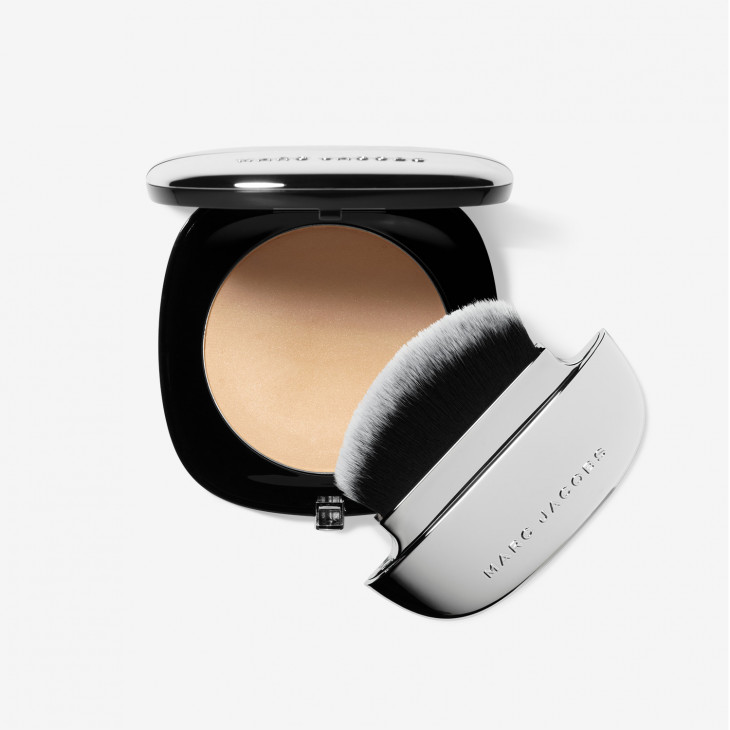 Marc Jacobs Beauty Accomplice Instant Blurring Beauty Powder with Brush