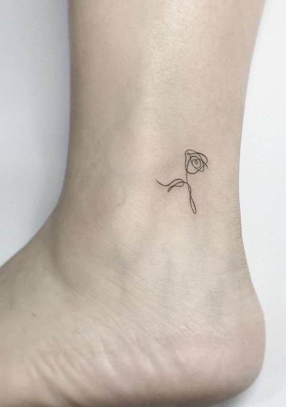 татуировка роза на ноге