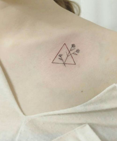 геометрическая цветочная татуировка