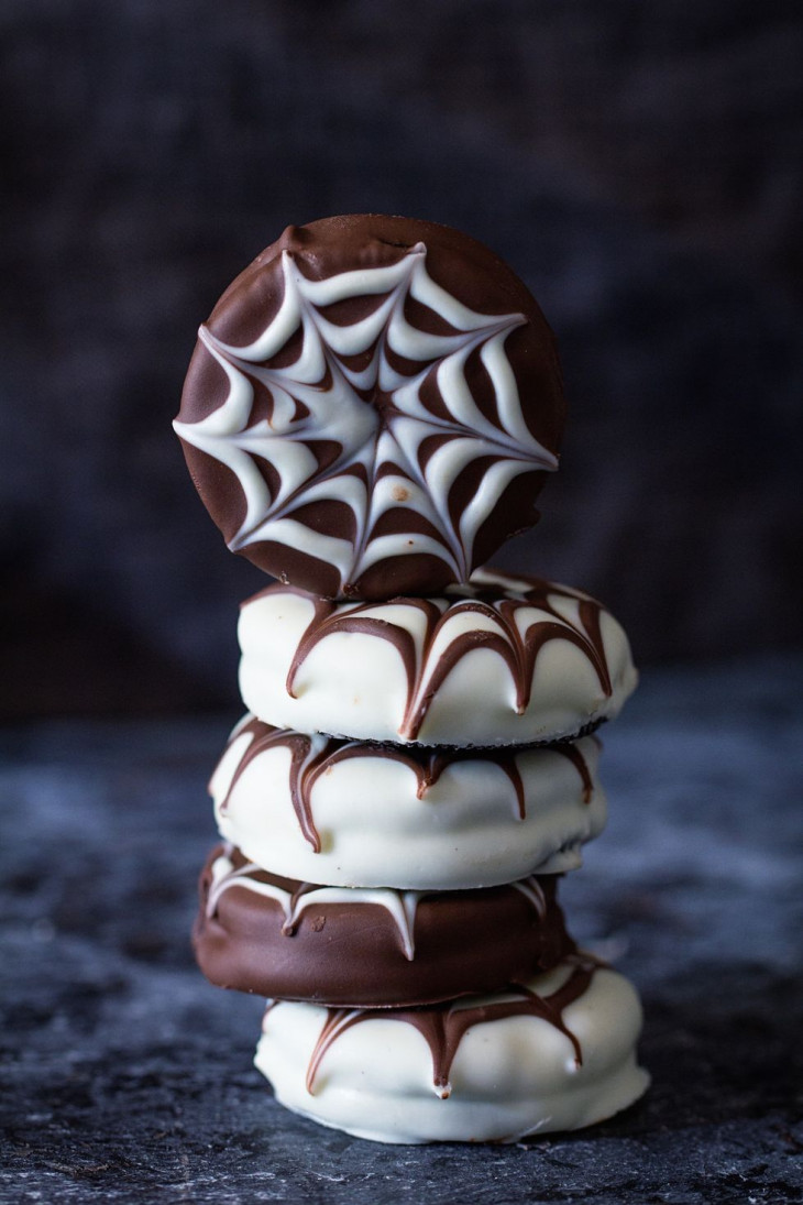Печенье Орео в шоколаде с паутинкой