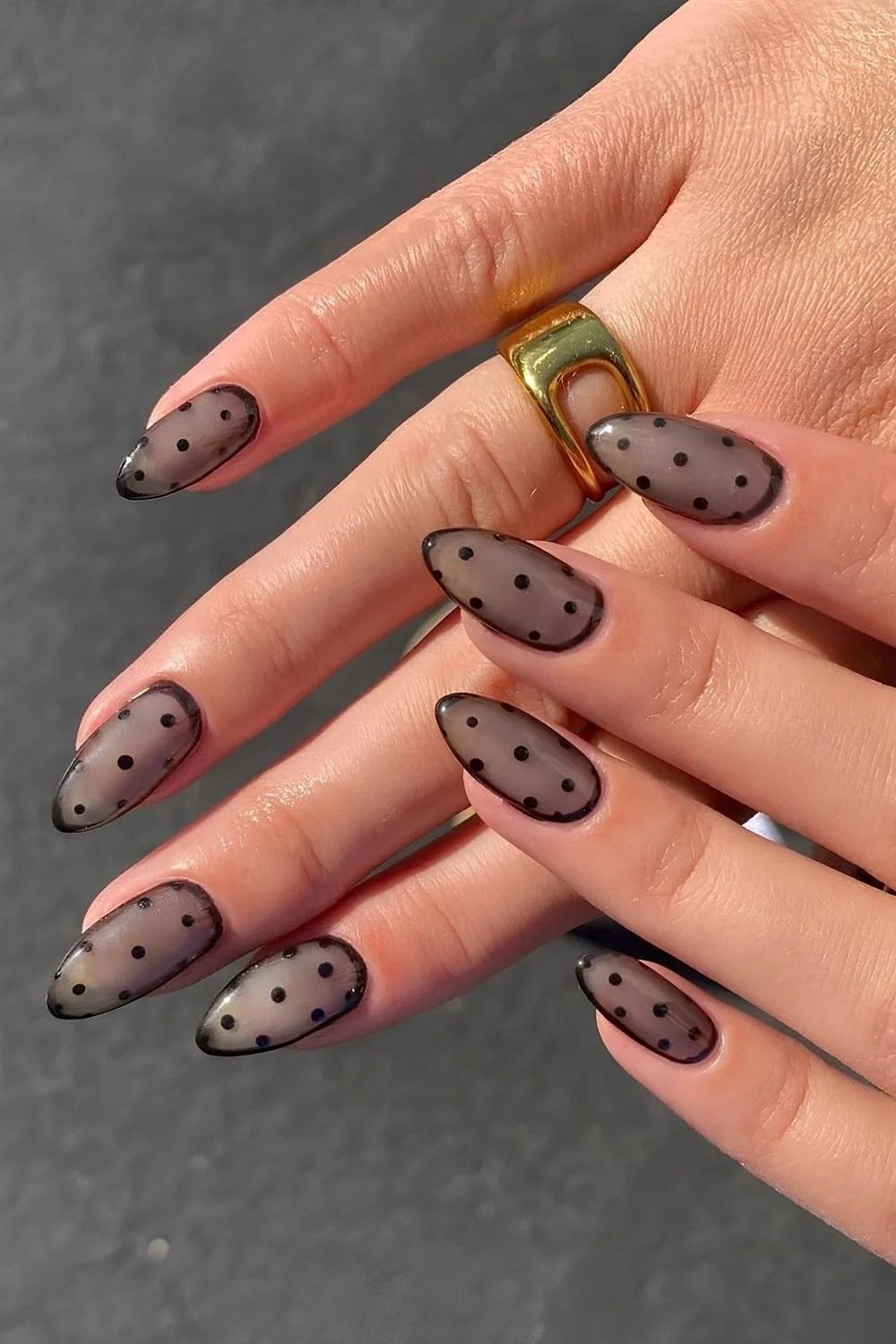 Манікюр зі скляним горошком: тренд jelly dots