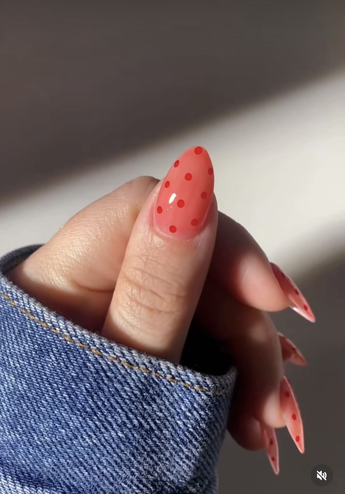 Манікюр зі скляним горошком: тренд jelly dots